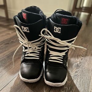 Women’s size 9.5 DC snowboarding boots GENTLY used
